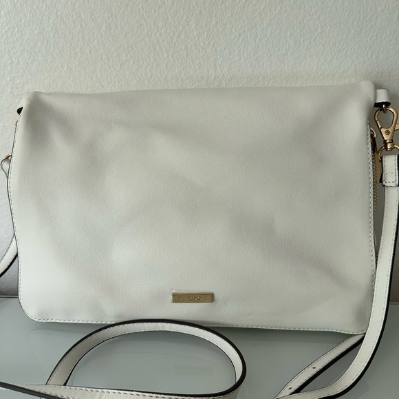 Aldo handbag, shoulder bag, clutch, or crossbody bag white with gold-tone rings. - Picture 5 of 11